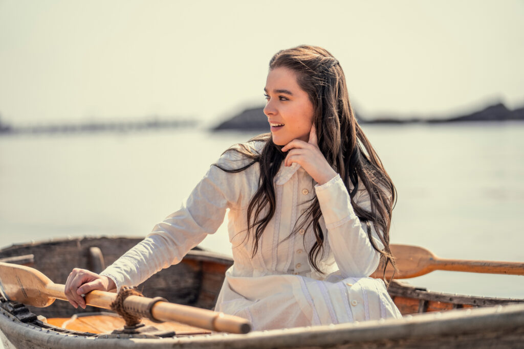 Hailee Steinfeld nella terza stagione di “Dickinson”, la serie di Apple TV+.